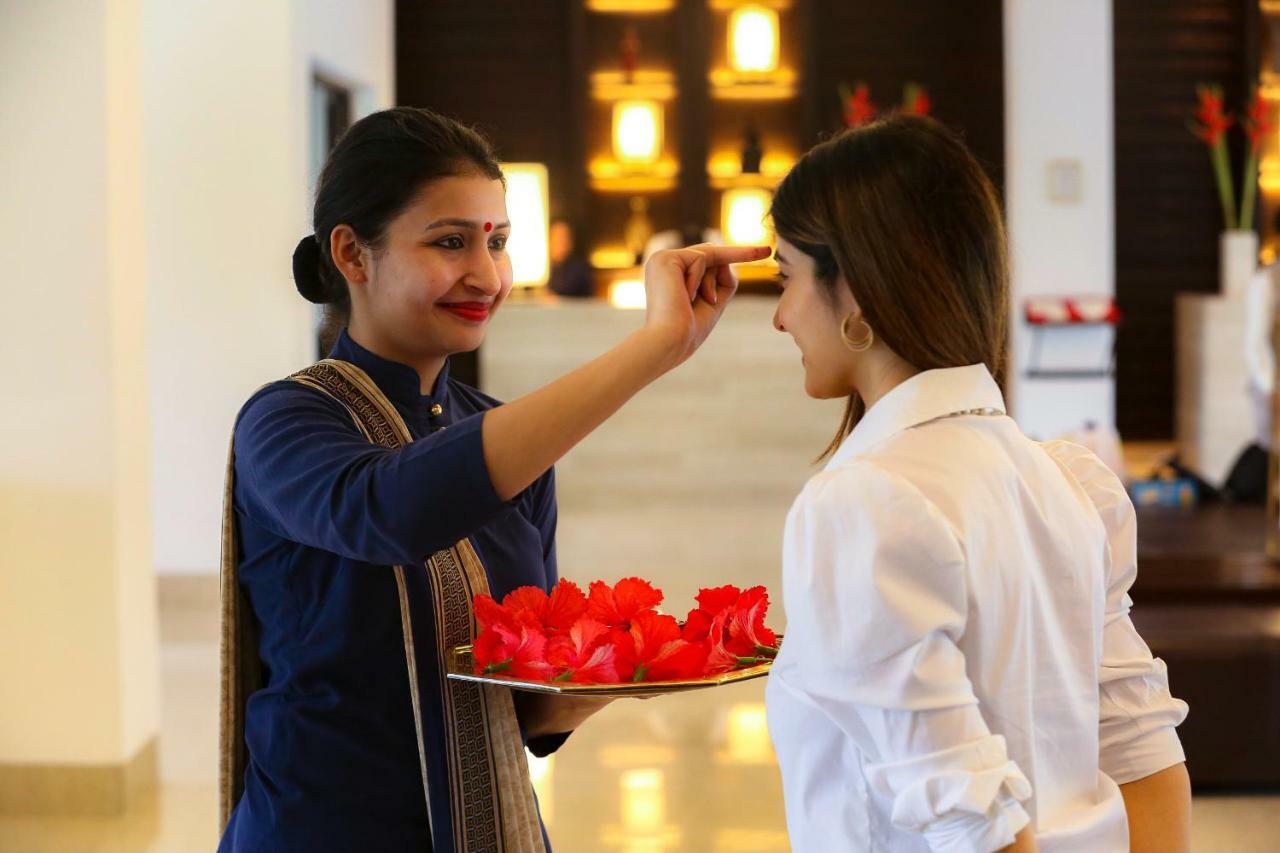 Trident Agra Otel Agra  Dış mekan fotoğraf A hotel staff welcoming a guest