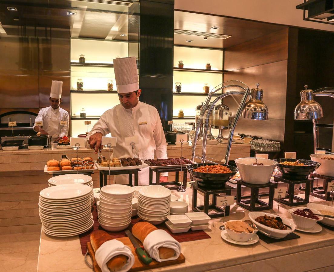 Trident Agra Otel Agra  Dış mekan fotoğraf A buffet at a hotel