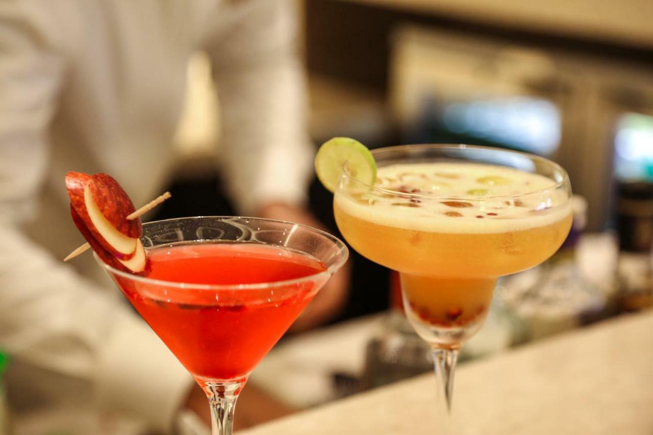 Trident Agra Otel Agra  Dış mekan fotoğraf A cosmopolitan (left) and a margarita (right)