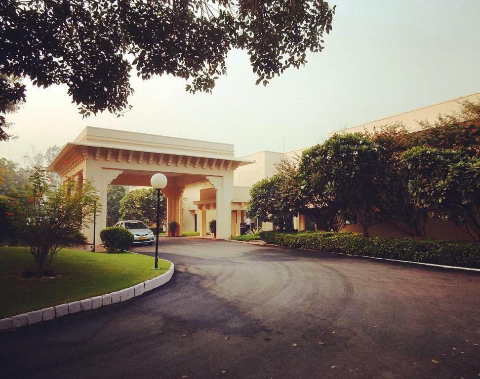 Trident Agra Otel Agra  Dış mekan fotoğraf Entrance to the Taj Bengal