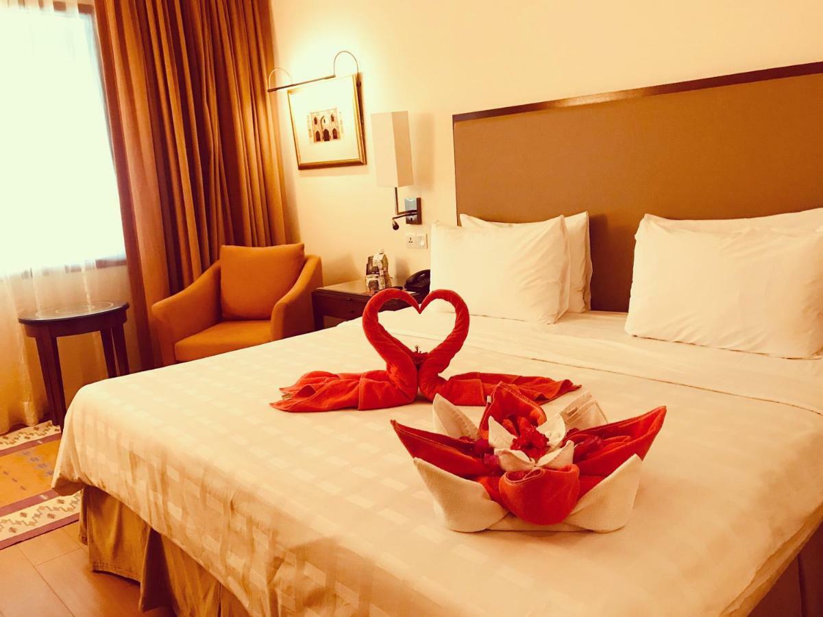 Trident Agra Otel Agra  Dış mekan fotoğraf A bed with a heart-shaped towel