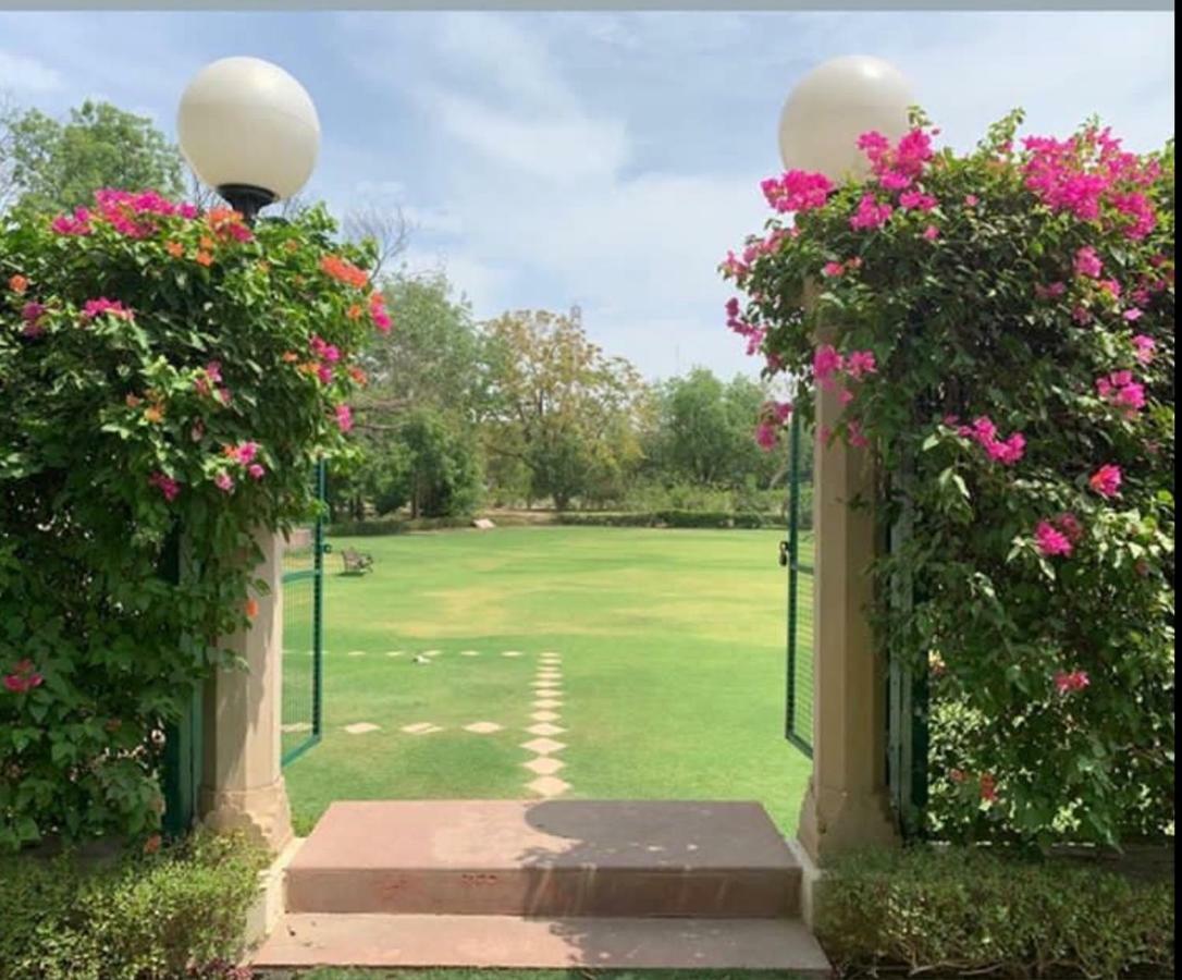 Trident Agra Otel Agra  Dış mekan fotoğraf Entrance to the park