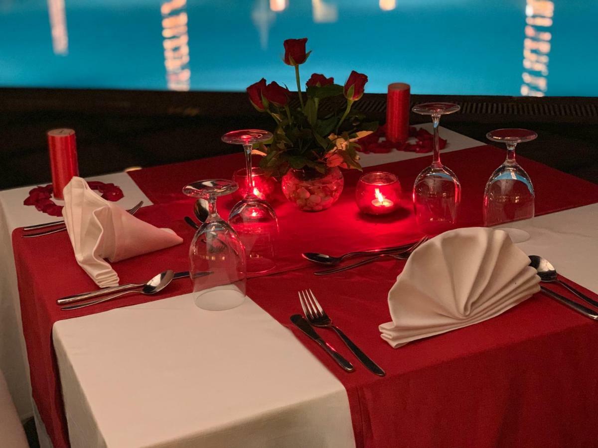 Trident Agra Otel Agra  Dış mekan fotoğraf A table set for dinner
