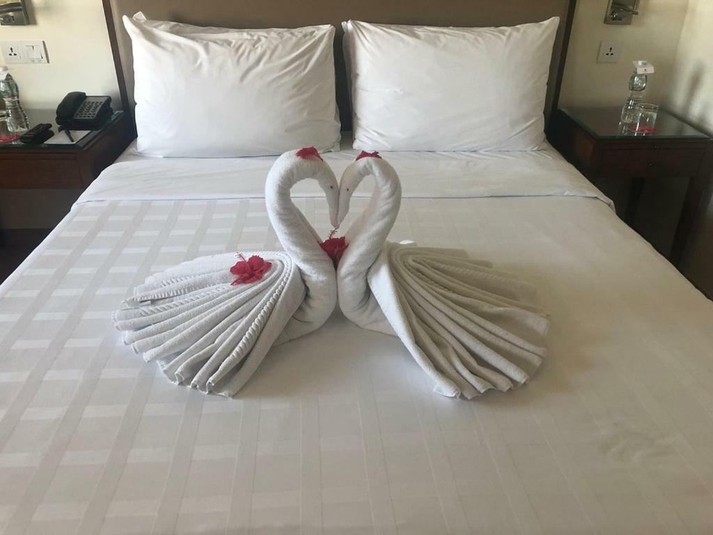 Trident Agra Otel Agra  Dış mekan fotoğraf Towel swans on a bed